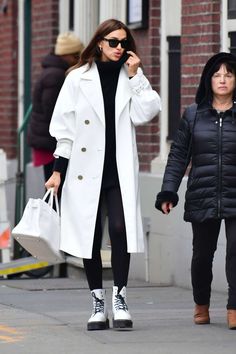 White Martens Outfit, White Dr Martens Outfit, White Doc Martens Outfit, Irina Shayk Street Style, New York Autumn, Boots Street Style, Irina Shayk Style, White Leather Ankle Boots