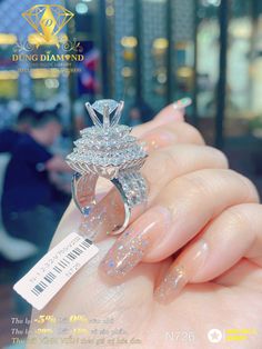 Huge Diamond Rings, Big Diamond Engagement Rings, Big Diamond Rings, Shiny Makeup, Wedding Ring Tattoo, Huge Rings, Bridal Necklace Designs