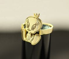 Gold Zeichen Namensring, Personalisierter Namensring, Personalisierter Cartoon Ring, personalisierter Schmuck Diese handgefertigte Silber Namenskette ist handpoliert, handgeschnitten in Sterling Silber. Es kann auch mit allem gemacht werden, was Sie möchten, wie Schrift, Name, Wort. Wenn Dir dieses Stück nicht gefällt, findest du noch andere mehr in meinem Shop. https://www.etsy.com/shop/weimeiOrnaments Bitte hinterlassen Sie beim Kauf folgende Informationen (Hinweis an Verkäuferbox): ♥ hinterla Women Jewelry Rings, Cartoon Ring, Gold Character, Dainty Women, Word Ring, Kids Cartoon Characters, Person Cartoon, Name Ring, Kids Rings