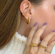 small chunky gold hoop earring Tarnished Silver Jewelry, Chunky Gold Hoop Earrings, Small Gold Hoop Earrings, Cuff Earring, Small Gold Hoops, Ear Party, Chunky Earrings, Small Hoop Earrings, Ear Cuff Earings