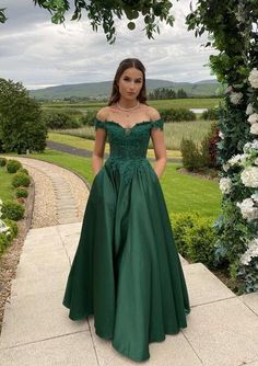 Cute Prom Dresses Emerald Green, Prom Dresses 2022 Emerald Green, Green Dress Emerald, Green Junior Prom Dress, Green Hoco Dress Flowy, Green Fairytale Prom Dress, Leaf Prom Dress, Prom Dresses 2023 Long Flowy, Prom Dresses Deep Green