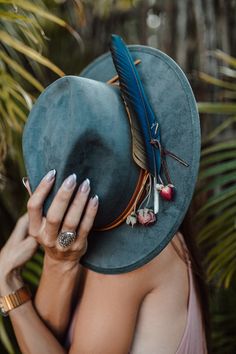 Denim blue premiere fedora with an exotic aviator macaw feather and natural flowers Mode Country, Fedora Women, Custom Cowboy Hats, Black Fedora, Painted Hats, Chapeau Cowboy, Women Hats Fashion, Boho Hat, Natural Flowers