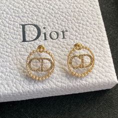 COMPRE MAIS PRODUTOS DE LUXO AQUI



 Descrição

 Brincos Dior

 Sinal de CD
 Ferragens de cor dourada

 Este produto é de qualidade premium.

 Este produto virá com caixa. Dior Zodiac, Gucci Gg Belt, Louis Vuitton Shirt, Dior Earrings, Chanel Shirt, Dior Jewelry, Jewels Rings, Luxury Products, Chanel Jewelry