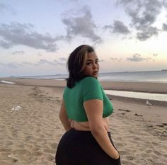 Poses For Pictures Instagram, Instagram Post Ideas, Plus Size Beach, Normal Body, Beach Pictures Poses, Best Photo Poses, Instagram Pose, Beach Poses