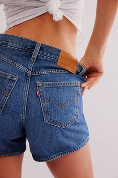 Levi’s Jeans Shorts Outfit, Jean Shorts Aesthetic, Summer Jean Shorts Outfit, Shorts Outfit Casual, Longer Shorts, Levi Mom Jeans, Mom Jean Shorts, Jean Short Outfits, Levi Jean Shorts