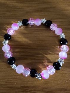 Sparkly pink and black beaded stretch bracelet Pink And Black Necklace, Pink And Black Bracelets, Bracelets Kandi, Body Jewelry Diy, Black Beaded Bracelet, Girly Bracelets, Bracelet Inspiration, Crystal Bead Jewelry, Kitty Clothes