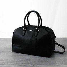 100% Genuine Leather No Tag Elegant Soft Leather Travel Bag For On-the-go, Black Textured Leather Rectangular Travel Bag, Black Textured Leather Travel Bag, Black Textured Leather Duffle Bag, Black Textured Leather Luxury Duffle Bag, Classic Black Textured Leather Travel Bag, Luxury Black Travel Bag With Leather Lining, Classic Black Textured Leather Duffle Bag, Timeless Black Bags With Leather Handles