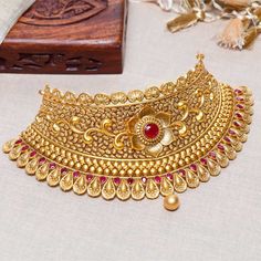 Check out Kalyan Jewellery's latest collection of trendy chokers for girls! Visit and buy from our online store today! Latest Gold Choker Necklace Designs, Jewellers Shop, Saved Videos, Emerald Stone Rings, Wedding Jewellery Designs, Choker Jewellery, Girls Choker, Trendy Chokers