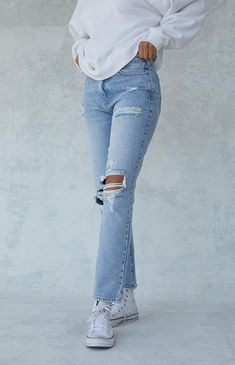 Let your inner rebel run free in the cute and comfy eco-friendly Light Blue Distressed Mom Jeans by PacSun. These edgy mom jeans come in a light blue wash and feature a high-rise fit with destruction details. Cute Ripped Jeans, Jeans Pacsun, Blue Mom Jeans, Blue Jean Outfits, Mom Jeans Outfit, Distressed Mom Jeans, Light Blue Jeans, Cute Jeans, Hoodie Outfit