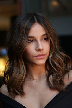 Brunette Balayage Hair, Brown Hair Balayage, Penteado Cabelo Curto, Grunge Hair, Shoulder Length Hair, Brown Hair Colors, Brunette Hair, Layered Hair, Length Hair