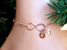 Mother Daughter Bracelets, Initial Charm Bracelet, Family Bracelets, Personalised Gifts Handmade, Personalized Grandma Gifts, Christmas Gifts For Sister, Mothers Bracelet, Bracelet Initial, Infinity Charm