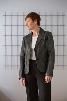 Buy 3 items and get 30% off your entire order. Limited offer. All orders are shipped via FedEx. Shipping to the US typically takes 2 to 3 business days, while within the EU, it takes 2 to 6 business days. This minimal vintage black leather blazer is a wardrobe staple. A single-breasted, fitted number featuring flap pockets. It is elevated with notch lapels and shoulder pads. Button closure. Lined. Material: real leather Condition: great vintage condition - it is a bit wrinkled Size: best fits si Notch Lapel Single Button Leather Jacket For Work, Single Button Notch Lapel Leather Jacket For Work, Formal Fitted Leather Jacket With Pockets, Tailored Leather Jacket With Notch Lapel, Tailored Leather Jacket With Notch Lapel And Pockets, Classic Leather Jacket For Work With Single Button, Classic Single Button Leather Jacket For Work, Fitted Leather Jacket With Welt Pockets For Work, Fitted Leather Jacket With Welt Pockets For Business