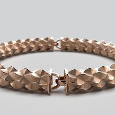 Discover Italian craftsmanship at its finest with our 14k or 18k Gold Desert Dunes Bracelet. Semi-rigid, clasp-free, and made to order in Italy, this exquisite piece features 4 modules adorned with a desert dunes pattern. Choose your preferred gold color and enjoy 100% made in Italy luxury. Material: Premium 14k or 18k gold Style: Semi-rigid, clasp-free for easy wear Inner Circumference Options: 7.4 inches or 8 inches (customizable) Gold Options: Choose from yellow, white, or rose gold Design: 4 Luxury Rose Gold Jewelry With Box Clasp, Luxury Rose Gold Oyster Bracelet, Modern 14k Gold Jewelry With Box Clasp, Sculpted Gold Jewelry Gift, Module Design, Desert Dunes, Gold Armband, Italian Jewelry, White Rose Gold