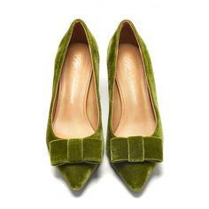 This green version of our Jacqueline Velvet shoes is truly timeless and iconic. Lined and soled in leather, they're topped with the signature classical bow that first appeared in our kid's collection and has remained enduringly chic ever since. The shoes are set on 5 cm kitten heels and work equally well with tailoring, jeans, or cocktails dresses. Cocktails Dresses, Tailoring Jeans, Chique Outfits, Velvet Shoes, Retro Shoes, Green Shoes, Beautiful Shoes, Salvatore Ferragamo Flats, Cute Shoes