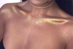 Glitter Body Makeup, Body Glitter Ideas Festival, Mermaid Body Makeup, Body Glitter Makeup, Body Glitter Aesthetic, Glitter Halloween Costumes, Gold Fairy Makeup, Gold Face Glitter, Gold Glitter Makeup Looks