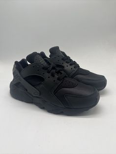 Elevate your sneaker game with these Nike Air Huarache Triple Black Shoes in size 7.5 for women. The low top shoe shaft style and synthetic upper material make it perfect for walking, running and jogging. The solid pattern and black color give it a sleek and stylish look, while the performance and activity are unmatched. The shoes are part of the Nike Air Huarache product line and have a style code DH4439-001. Triple Black Shoes, Nike Air Huarache Black, Nike Air Huarache Ultra, Black Huarache, Navy Blue Shoes, Black Nike Shoes, Huarache Run, Nike Air Force Ones, Nike Air Huarache