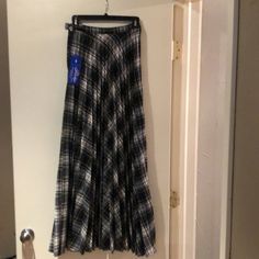 Found At Estate Sale. Pristine New Old Stock Navy, Green, Cream And Yellow Tartan Plaid Wool Blend Skirt. Vintage Size 8, But Tiny Waist Measurement Is 26” And The Length Is 41”. Super Long! Not Lined. Side Button And Zip. Casual Full-length Pleated Skirt, Casual Fitted Full-length Pleated Skirt, Casual Full Length Pleated Skirt For Fall, Casual Fitted Pleated Maxi Skirt, Fitted Plaid Midi Skirt, Pleated Maxi Skirt, Waist Measurement, Skirt Vintage, Pleated Maxi