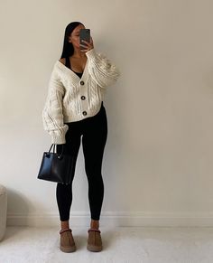 Fall Outfit New Balance, Cosy Outfits Summer, H&m Casual Outfits, Fall Looks Hot Weather, Garden Centre Outfit, Doc Appointment Outfit, Trendy Mom Aesthetic, Birthday Looks Outfit Classy Winter, Steak 48 Outfits