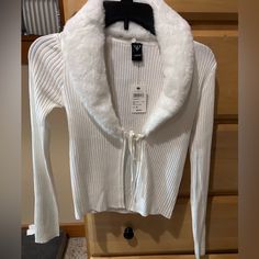 White Long Sleeve With The Cutest White Fluff Lined Neck That Is Removable. Never Worn, Brand New With Tags! White Coat, White Fur, Snow Queen, White Sweater, White Long Sleeve, Windsor, The Cutest, Fall Outfits, Color White