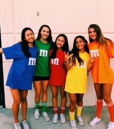 Halloween Costume Teenage Girl, Creative College Halloween Costumes, Funny Group Halloween Costumes, Girl Group Halloween Costumes, Diy Group Halloween Costumes, Best Group Halloween Costumes, Meme Costume, Cute Group Halloween Costumes, Bff Halloween Costumes