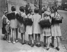 Mysterious Photos, First Day Of Class, First Day School, New York School, Book Bags, Kindergarten First Day, School Looks, Freelance Photographer, Photo Vintage