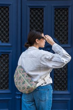 Craquez en ligne pour notre banane fleurie vert tilleul imprimée à la main par nos artisans. Découvrez notre gamme de pochettes et accessoires de voyage sur Jamini. Crédit photo @ Muna Yuuni Photography Bags, Banana Bag, Floral Cases, Travel Accessories, Sage Green, Mood Board, Voyage, Floral, Green