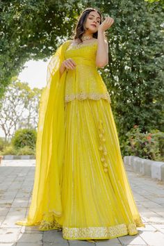 Top And Lehenga, Trendy Kurti, Haldi Dress, Fashionable Saree, Haldi Outfits, Pengantin India, Wedding Lehenga Designs