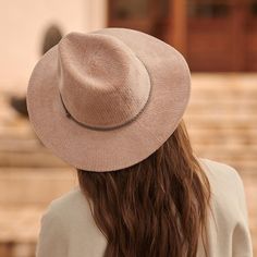 The EMES SHOP hat is detailed with minimalist slim braid trim. Features a woven material. small metallic tag detail. and fedora hat design.MATERIAL:100% Brushed Wool BlendCIRCUMFERENCE MEASUREMENTS: 56-58cm 22-23in