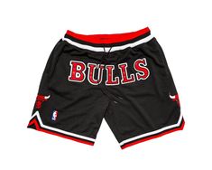 Size: M Chicago Bulls Shorts, Nba Basketball Shorts, Chicago Bulls Basketball, Bull Logo, Nba Chicago Bulls, Retro Shorts, Sporty Outfits, Basketball Shorts, Vintage Shorts