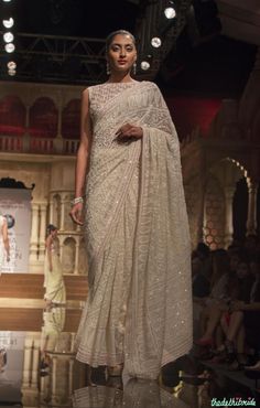 Abu Jani Sandeep Khosla - Off White Embroidered Chikankari Sari - BMW India Bridal Fashion Week 2015 Chikankari Sari, Bmw India, Pengantin India, Designer Sarees Wedding, Indian Fashion Saree, Fashion Week 2015, Saree Trends, Trendy Sarees, Elegant Saree