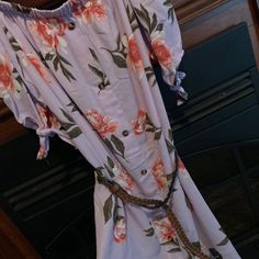 Stunning Lavender Flowey Dress With Belt. Open Rose Floral Print. Cute Little Tie On Sleeves White Lace Dress Short, Rue 21 Dresses, Plaid Crop Top, Spaghetti Strap Mini Dress, Bubble Dress, Usa Dresses, Long Sleeve Pullover Sweater, Tee Shirt Dress, Medium Dress