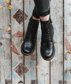 Brogue Boots Handmade Boots Military Boots Leather Winter - Etsy Black Womens Boots, Winter Boots Womens, Minimalist Boots, Leather Winter Boots, Boots Military, Autumn Boots, Women Brogues, Handmade Boots, Colorful Bohemian