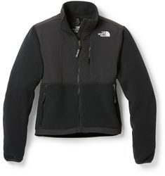 Wondering what to wear for laid-back days on the trails or cozy weekends at the cabin? The women's The North Face Retro Denali jacket gives you the perfect combo of throwback style and cozy comfort.