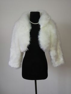 Material: Faux fur Color: Ivory Size: One size fits all Shipping time: 20 working days We accept returns. Washing not supported. Bandana Cap, Fur Clothes, Fur Outfit, Faux Fur Wrap, Bridal Bolero, Fur Wrap, Bridal Shawl, Fur Clothing, Wedding Shawl