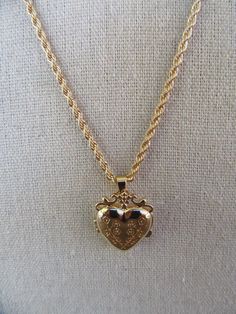 90s or perhaps 80s gold tone heart locket. Etched with floral motif. Lobster claw closure. So pretty Chain is 20" total length Fastens at 18 to 20" mark Locket is 7/8 x 3/4" Nice and bright with no noted flaws Gold Locket Aesthetic, Lockets Gold, Gold Necklace Vintage, Pretty Gold Necklaces, Grandma Jewelry, Small Gold Necklace, Heart Chain Necklace, Heart Necklace Gold, Grandmas Jewelry