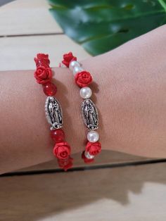 Red Rose Virgin Mary beaded bracelet Red jade 6mm beads or faux pearl 6mm Antique silver Virgin Mary charms Red Rose Bracelet, Bracelet Ideas Mexican, Square Knot Bracelets, Knot Bracelets, Latina Jewelry, Bracelets Ideas, Bracelet Flower, Red Jade, Square Knot