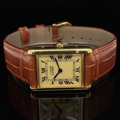 Descubre este elegante Cartier Tank Must Vermeil Large Model  de 1990 en Montro.  Fue construido con altos estándares en Suiza.  También viene con una garantía Montro Guaranteed de 1 año del vendedor, para asegurarte de que tu compra sea una gran experiencia.  Este Cartier Tank Must Vermeil Large Model será enviado desde Vinkeveen (NL) y se te entregará con envío global gratuito. Cartier Tank Must, A T