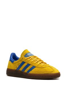 Find ADIDAS Handball Spezial Sneakers on Editorialist. yellow/royal blue suede signature 3-Stripes logo contrasting heel counter round toe front lace-up fastening logo patch at the tongue branded insole gum-rubber sole These styles are supplied by a premium sneaker marketplace. Stocking only the most sought-after footwear, they source and curate some of the most hard to find sneakers from around the world. Handball Players, Adidas Handball Spezial, Adidas Handball, Yellow Sneakers, Yellow And Blue, Football Fans, Blue Suede, Patch Logo, Adidas Sneakers