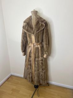 A vintage 1970's London Leathers by Lilli Ann long faux fur and leather coat. It has gold chain belt loops. Although the label doesn't say 'London Leathers' the logo is that of the brand.   UK Size 8. Please check measurements: Chest - 88cm Waist - 80cm Hips - 98cm Length - 115cm 1970s London, Gold Chain Belt, Lilli Ann, Chain Belt, Faux Fur Coat, Leather Coat, The Label, Gold Chain, Fur Coat