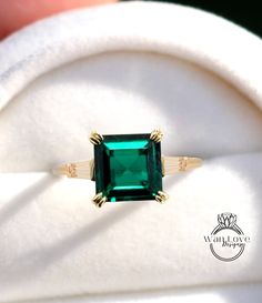 Anello di fidanzamento vintage con smeraldo taglio principessa, anello a grappolo in oro giallo, anello con zaffiro bianco taglio baguette, anniversario, promessa di anello nuziale

 È il regalo perfetto per l'anniversario, il regalo di nozze, il regalo per la festa della mamma, il regalo di compleanno, il regalo di festa o semplicemente per dire il regalo Ti amo!!

 ~Dettagli anello~

 Metallo: oro giallo 14k

 Taglia-6.5 (può essere ridimensionato: argento per $ 35, oro per $ 50 per ridimensionare, chiedere il prezzo per aumentare le dimensioni. **Si prega di richiedere un elenco personalizzato prima dell'acquisto. Il ridimensionamento può richiedere circa una settimana)

 ~Gemma centrale~

 Tipo Smeraldo (coltivato in laboratorio, stesse proprietà del naturale)

 Peso: 3,5-4 ct (circa) Emerald Cut Baguette Diamond Promise Jewelry, Square Cut Wedding Diamond Ring With Accent Stones, 14k Gold Emerald Cut Emerald Ring For Wedding, Square Cut Rings With Accent Stones For Wedding, Princess Cut Emerald Promise Ring With Diamond Cut, Square Cut Emerald Ring With Accent Stones For Wedding, Princess Cut Emerald Promise Ring, Princess Cut Emerald Ring For Promise, Elegant Princess Cut Emerald Promise Ring