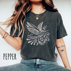 *Images are an accurate depiction of what you'll receive upon purchase. 🌷Introducing our new Comfort Colors Engraved Hummingbird Tee, part of our new Spring Collection.   This cottage-core inspired nature shirt is the perfect gift for nature lovers, bird watchers, gardeners, or anybody who loves the outdoors.  Embrace the charm of Mother Nature, spruce up your spring wardrobe and check out the rest of our spring collection to discover more!   This Comfort Colors medium-weight t-shirt is made fr Bird Tshirt Design, Printed Relaxed Fit Tops As Gifts, Relaxed Fit Printed Tops As Gifts, Printed Relaxed Fit Tops For Gifts, Printed Tops With Relaxed Fit As Gift, Printed Crew Neck Top As Gift, Printed Crew Neck Tops For Gifts, Screen Print Short Sleeve Tops As Gift, Relaxed Fit Screen Print Top As Gift