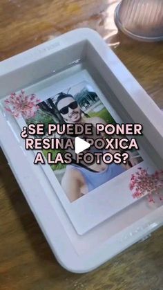 a photo frame with the words se puede poner resina roxica a las fotos?