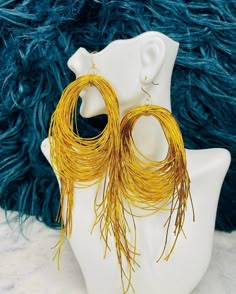 These are a must have! Definitely your go to statement earrings that can be paired with any outfit. They're made with stretchy gold metallic strings that falls in clustery tiers of eye-catching envy. Chunky Earrings Outfit, Artist Wardrobe, Diy Statement Earrings, Cascading Earrings, String Earrings, Handmade Leather Jewelry, Big Statement Earrings, Fringe Earring, Oversized Earrings