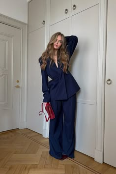 Woven Waistband Detail Loose Trousers Blue | NA-KD Navy Blue Trousers Outfit, Estilo Rachel Green, Loose Trousers, Fashion Mistakes, Mode Inspo, Autumn Outfit, Mode Streetwear, Looks Style, Elegant Outfit