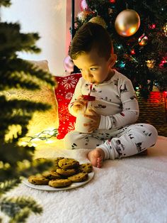 Christmas photo idea Christmas Toddler Picture Ideas, 2nd Christmas Photos, Christmas Light Baby Pictures, Baby Baking Photoshoot Christmas, Christmas Tree Baby Photoshoot, Toddlers Christmas Pictures, At Home Toddler Christmas Pictures, Diy Christmas Pictures Toddler, Diy Christmas Card Pictures Kids