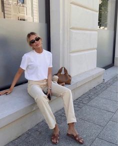 Beige Pants Outfit Ideas, Pants Outfit Ideas For Women, Beige Pants Outfit, Pants Outfit Ideas, Look Legging, Outfit Ideas For Women, Paris Mode, Beige Pants