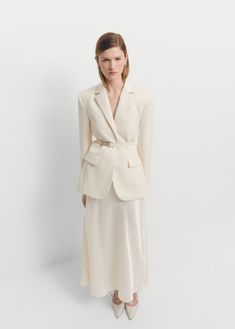 Пиджак со структурой ремня - Женское | Манго США White Dress With Blazer, Blazer Look, Woman Blazer, Braided Bag, Structured Blazer, Contemporary Wardrobe, Blazer Women, Braid Designs, Elastic Belt