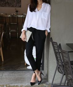 Picture Of stylish monochromatic work outfits to try 9 Parisisk Chic, Minimalista Sikk, Áo Blu, Moda Do Momento, Look Legging, Black And White Outfit, Party Mode, Pakaian Feminin