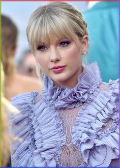 We've compiled a gallery of Swift's most iconic makeup looks for you to bookmark for current and future inspiration. Read on to check them out. Taylor Swift Hair Short, Taylor Swift Bangs, Blonde Fringe, Fringe Hair, Glamour Uk, Side Swept Bangs, Taylor Swift Hair, Fringe Hairstyles, Ethereal Beauty