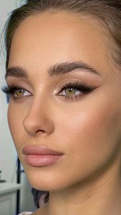 Wedding Makeup Brown Liner, Bridesmaid Cat Eye Makeup, Brown Wedding Eye Makeup, Brown Eyes Bride Makeup, Brown Eye Makeup For Wedding, Brown Smokey Eye Bridesmaid, Wedding Cat Eye Makeup, Simple Fall Wedding Makeup Brown Eyes, Bridal Makeup To Make Eyes Bigger